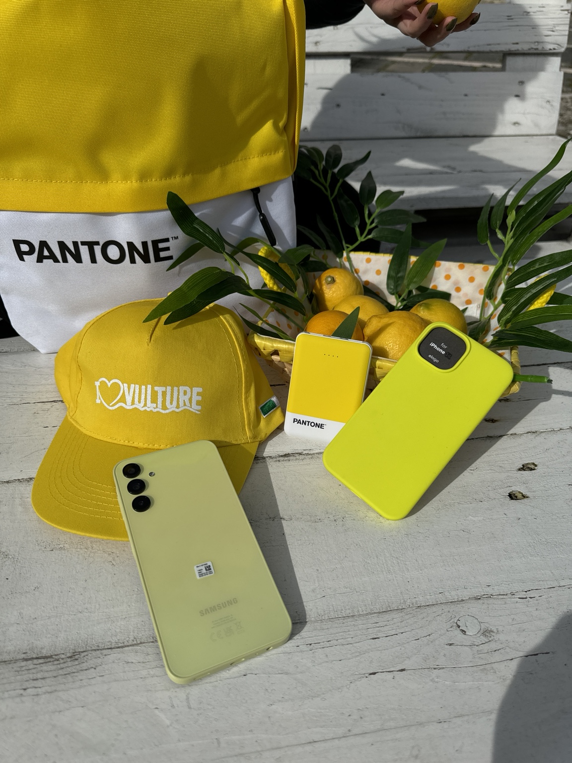 Smartphone e auricolari esposti nella vetrina Mr.Tech